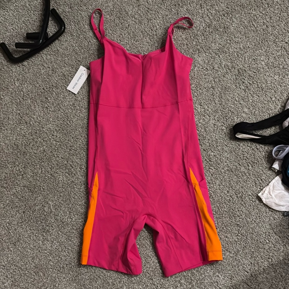 NWT outdoor voices athletic romper pink side pockets and internal bra